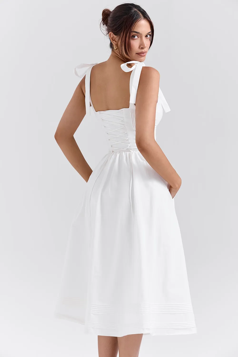 Vestido Branco Midi Com Lacinho Modelo Hattie